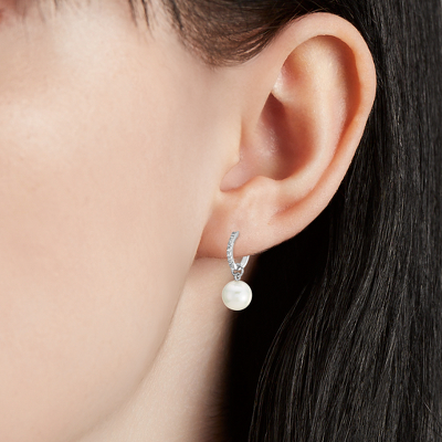 Primer plano del arete en la oreja de una mujer