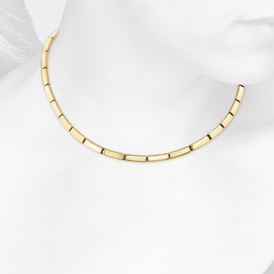 Primer plano del collar en el cuello de una mujer