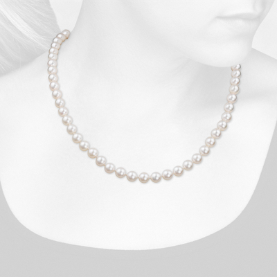 Primer plano del collar en el cuello de una mujer