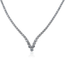 Collar de eternidad de diamantes con chevrón en oro blanco de 14 k (5 qt. total)