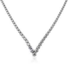 Collar de eternidad de diamantes con chevrón en oro blanco de 14 k (7 qt. total)