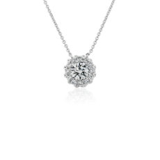 NUEVO. Colgante con halo de diamantes y diamantes corte baguette., en oro blanco de 14 k (1 qt. total)