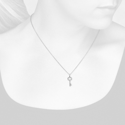 Primer plano del collar en el cuello de una mujer