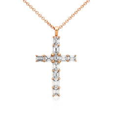 Colgante de cruz con diamantes y talla esmeralda en oro rosado de 18 k (2 qt. total)