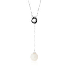 Colgante de perlas cultivadas de agua dulce con nudo del amor de diamantes negros en oro blanco de 14 k (7,5-8 mm) 