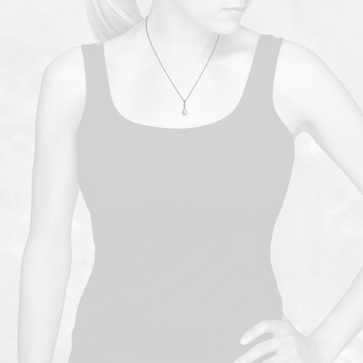 Primer plano del collar en el cuello de una mujer