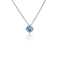 Collar con colgante de diamante solitario de talla cojín creado en laboratorio de color azul LIGHTBOX en oro blanco de 14 k (1 qt. total)