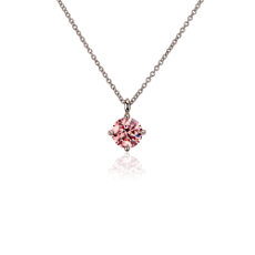 Collar con colgante de diamante solitario de talla redonda creado en laboratorio de color rosado LIGHTBOX en oro rosado de 14 k (1 qt. total)