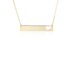 Petit collier barre horizontale avec découpe cœur en or jaune 14 carats