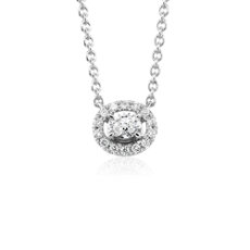 Colgante con halo de diamantes ovalados en oro blanco de 14 k (1/6 qt. total)