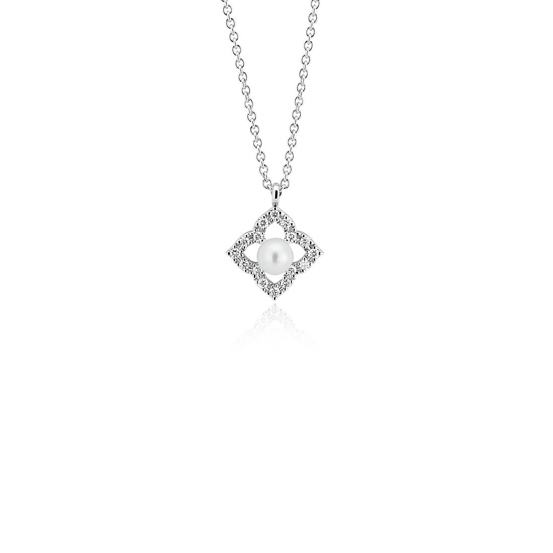 Colgante pequeño de diamantes y perla cultivada de agua dulce con motivo floral en oro blanco de 14 k