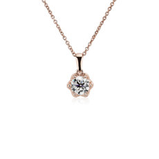 Colgante con piedras secundarias de diamante y canastas de diamantes en forma de corona en oro rosado de 14 k (3/4 qt. total)