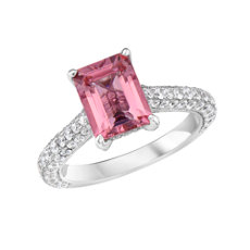 NUEVO. Anillo de diamantes y turmalina rosada de talla esmeralda, en oro blanco de 18 k