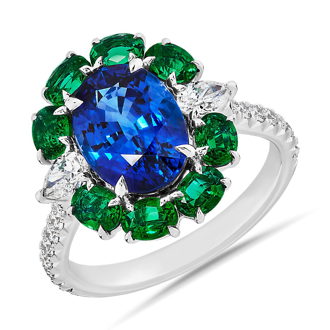 Anillo de zafiro azul y esmeralda con detalles de diamantes en oro blanco de 18 k