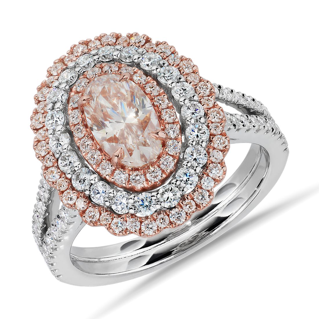 Anillo con diamante ovalado rosado y halo de diamantes blancos en platino y rosado de 18k (1,83 qt. total)