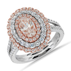 NUEVO. Anillo con diamante ovalado rosado y halo de diamantes blancos, en platino y rosado de 18k (1 3/4 qt. total)