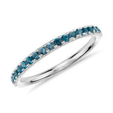 14k 白金Riviera 密釘藍色托帕石戒指（1.5 毫米）
