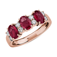 Anillo de tres piedras con diamantes y rubíes en oro rosado de 14 k