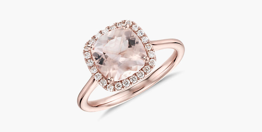 Un anillo de compromiso con una gema grande de morganita de talla cojín