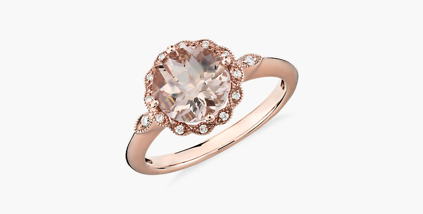 Un anillo de morganita y pavé de diamantes con detalles florales engarzado en oro rosado.