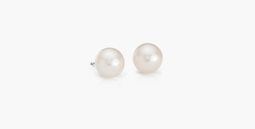 Un par de aretes de perlas cultivadas de agua dulce de color blanco cremoso de9 milímetros con pasadores de oro blanco.