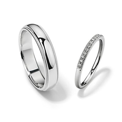 Conjunto de anillo de diseño redondeado y milgrain y anillo con diamantes pequeños y milgrain en oro blanco de 14 k
