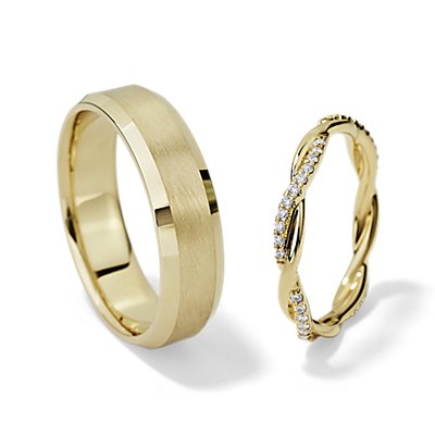 Conjunto de anillo de eternidad con diamantes pequeños de diseño torcido y anillo mate biselado en oro amarillo de 14 k