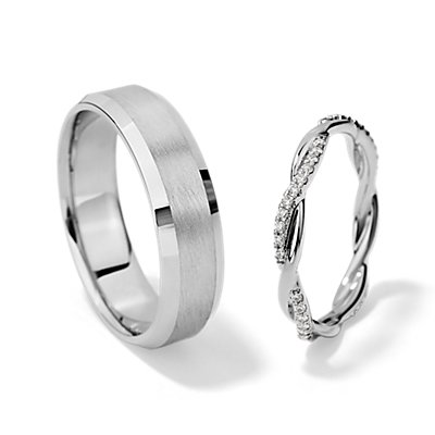 Conjunto de anillo de diseño redondeado con esmerilado a torno y anillo de eternidad con diamantes pequeños y diseño torcido en platino