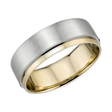 Alianza de bodas mate de borde pulido asimétrico en platino y oro amarillo de 18 k (7 mm)