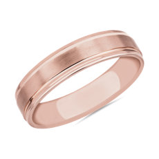 新款 14k 玫瑰金磨砂拼嵌结婚戒指（5 毫米）