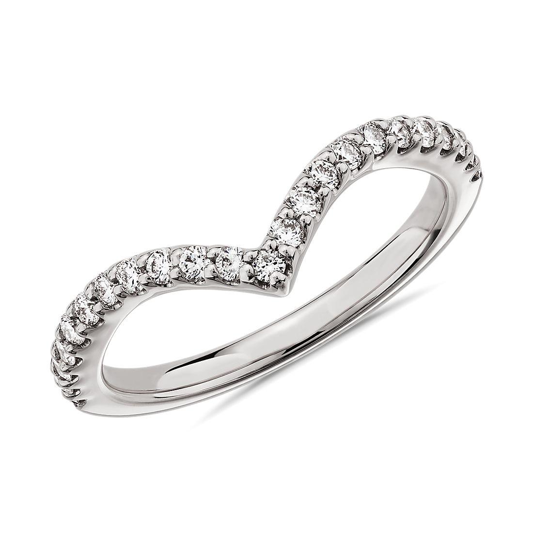 铂金现代风 V 形钻石结婚戒指（1/3 克拉总重量）