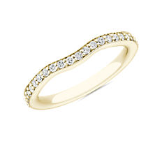 Anillo de bodas contorneado con diamantes en engarce de canal para combinar en oro amarillo de 14 k (1/4 qt. total)