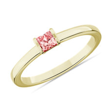 Anillo apilable con diamante de talla princesa creado en laboratorio de color rosado LIGHTBOX en oro amarillo de 14 k (1/4 qt. total)