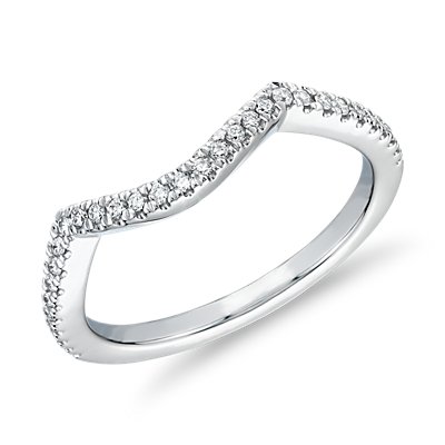 Pequeño anillo de bodas curvo y torcido de diamantes en oro blanco de 14 k (1/8 qt. total)