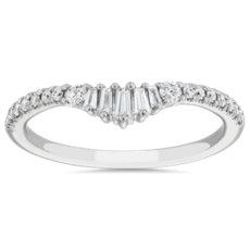 Anillo de bodas pequeño con pavé y curva de diamantes de talla baguette en oro blanco de 14 k (1/4 qt. total)