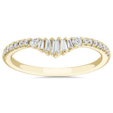 Anillo de bodas pequeño con pavé y curva de diamantes de talla baguette en oro amarillo de 14 k (1/4 qt. total)