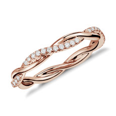 Anillo de eternidad de diamantes pequeño con diseño torcido en oro rosado de 14 k (1/5 qt. total)