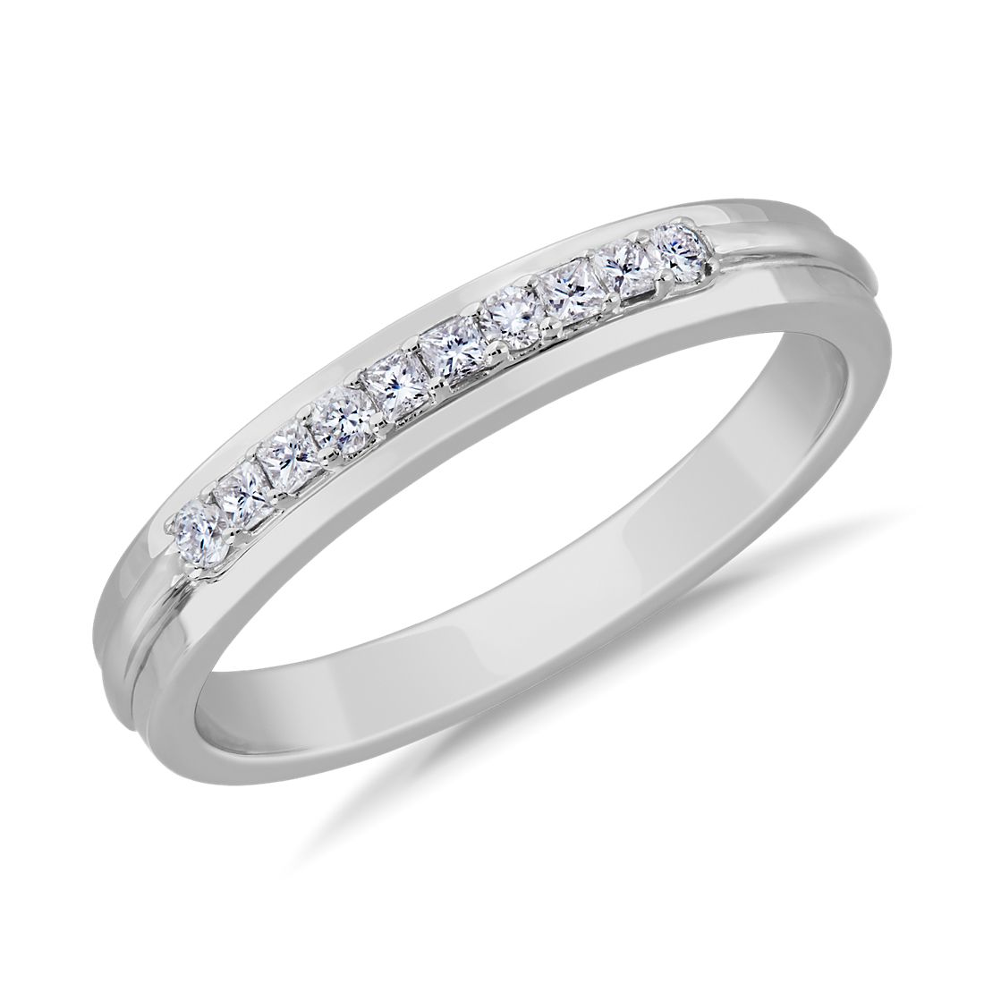 Escarchado crítico habilidad Anillo de bodas para hombre con diamantes de talla princesa y redondos en oro  blanco de 14 k (3,2 mm, 1/5 qt total) | Blue Nile