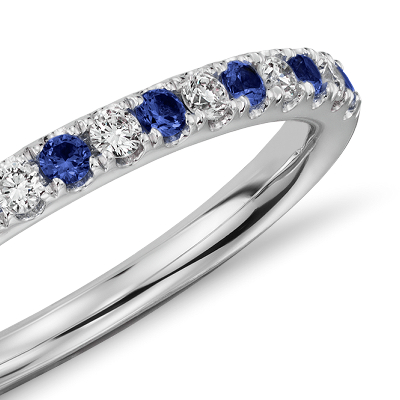 Anillo mostrado con anillos similares o complementarios