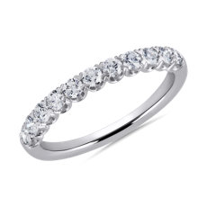 新款 14k 白金V 形爪鑲密釘鑽石週年紀念戒指 （1/2 克拉總重量）