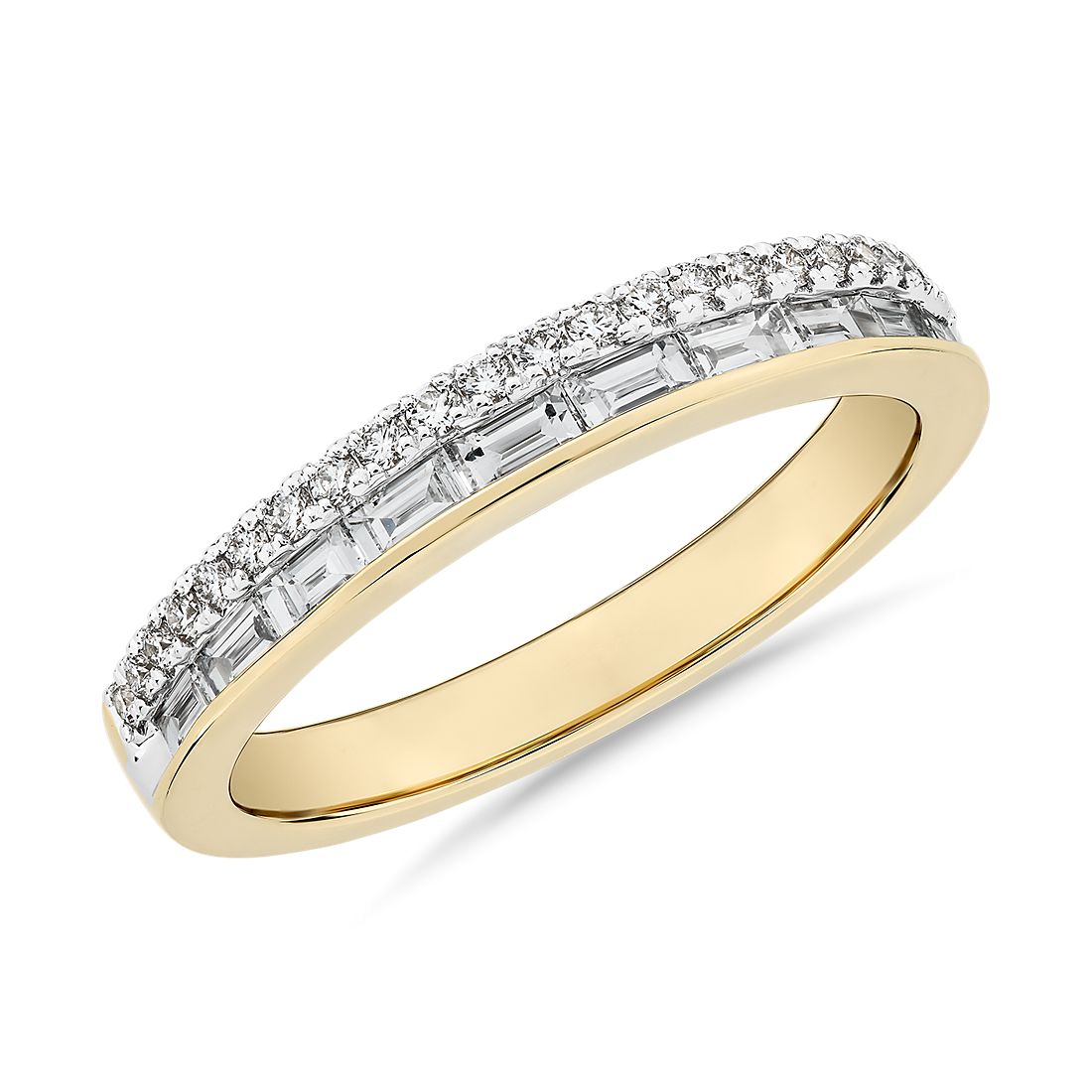 Anillo de bodas con fila doble de diamantes de talla baguette en pavé de ZAC ZAC POSEN en oro amarillo de 14 k (3 mm, 3/8 ct total)
