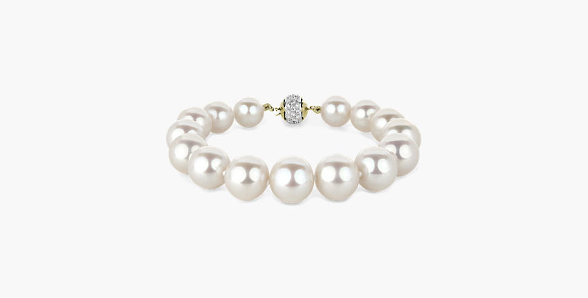 Un brazalete con la piedra de nacimiento de junio de perlas de agua dulce tejidas con un broche de oro blanco