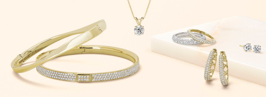 Yellow and white gold jewellery adorned with diamond pavé: two bangles, a solitaire pendant, two wedding bands, and a pair of hoops earrings