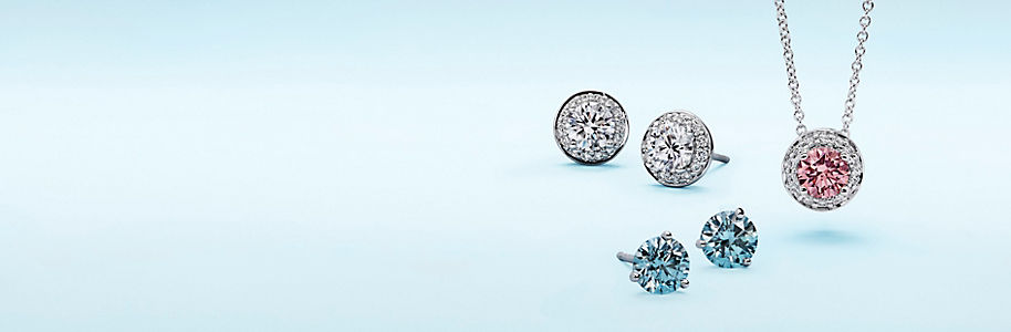 Una colección de joyas con diamantes blancos, azules y rosados creados en laboratorio Lightbox