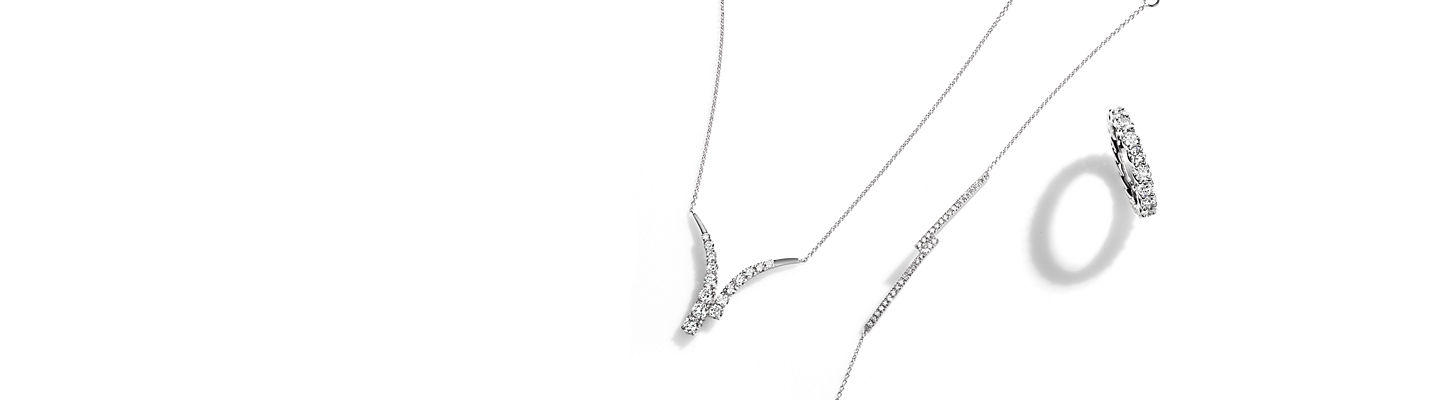Un collar con diamantes con chevrón asimétrico y un brazalete con barra con diamantes.