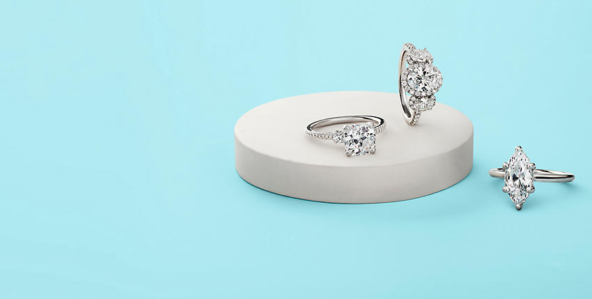 anillos de compromiso de tres diamantes