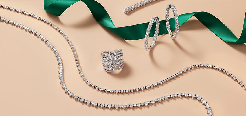绿色缎带、钻石永恒项链、钻石心形耳环和钻石戒指