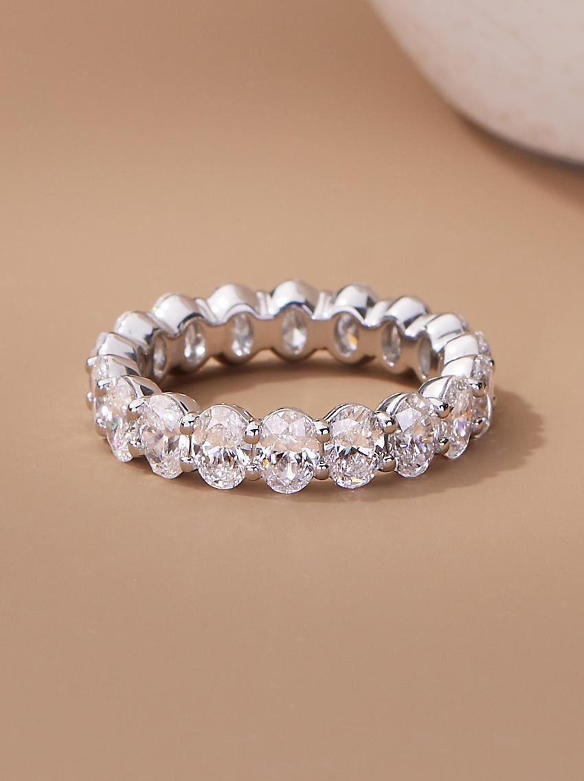 Un anillo de eternidad con diamantes