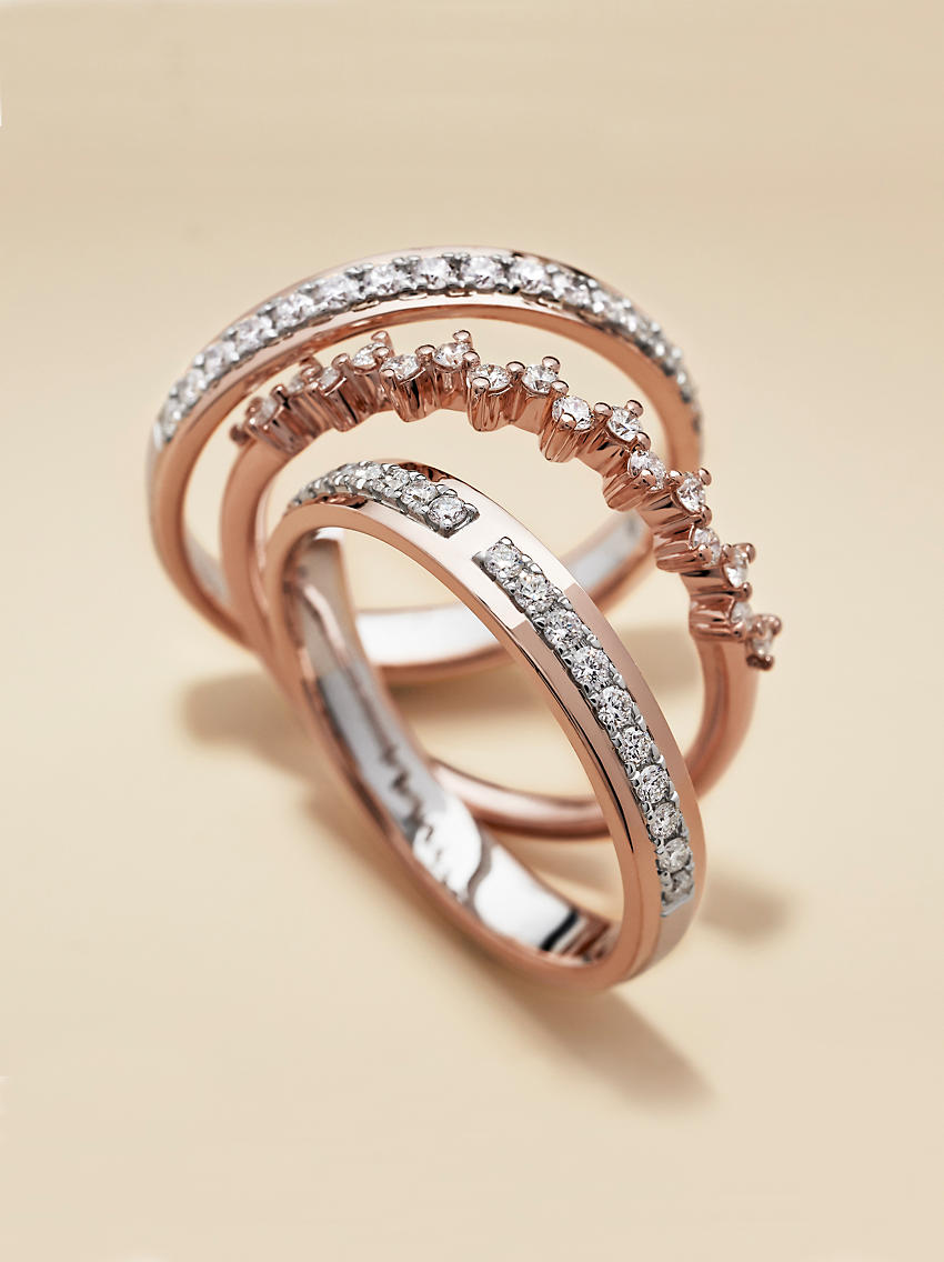 Tres estilos diferentes de anillos de bodas de oro rosado para mujer