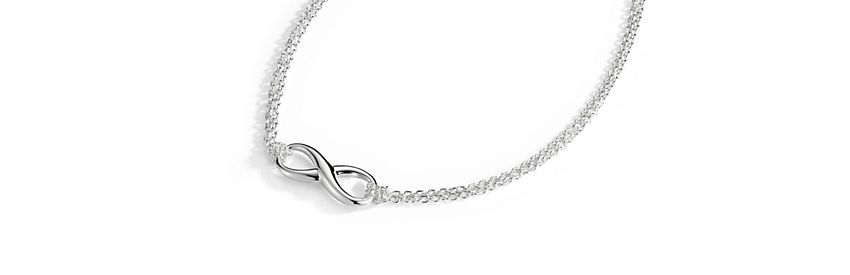 Un símbolo del infinito cuelga de una cadena tipo cable de plata de ley.